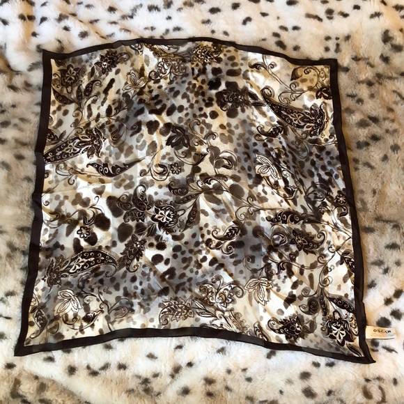 Oscar de la Renta Accessories - Oscar De La Renta 100% silk scarf🍁🐆